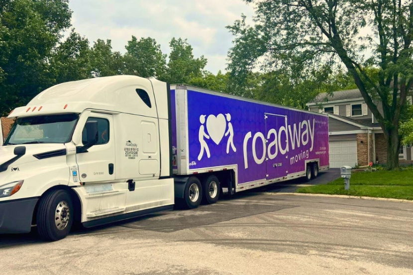 Roadway Moving's long distance truck trailer delivering items to a new house